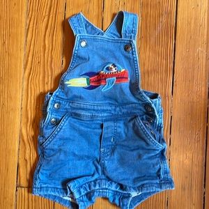 Baby Boden Jean short overalls with embroidered dog - 12-18 months